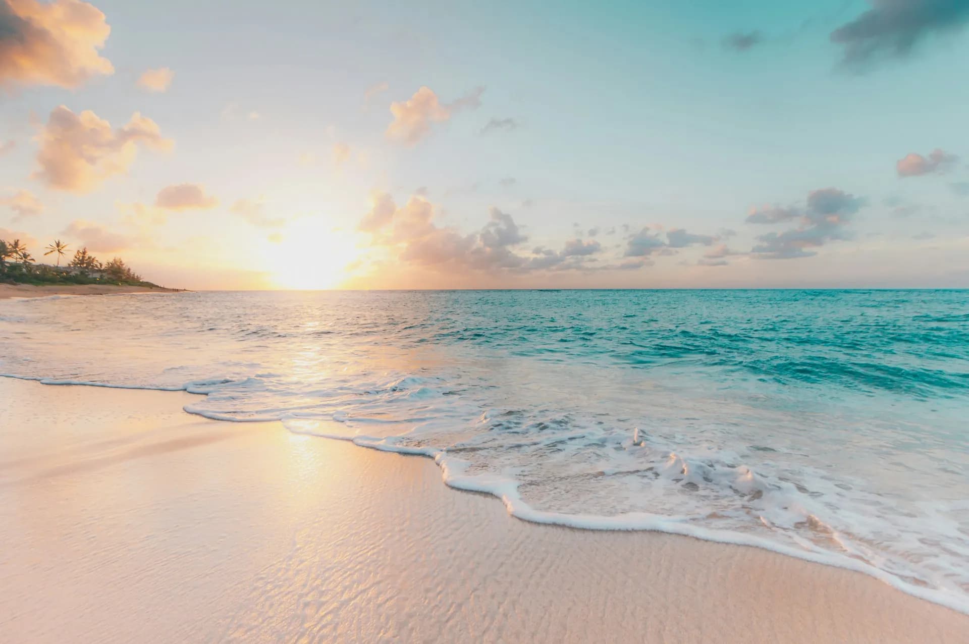 Küstenlandschaft bei Sonnenuntergang — warmes Licht über dem Meer